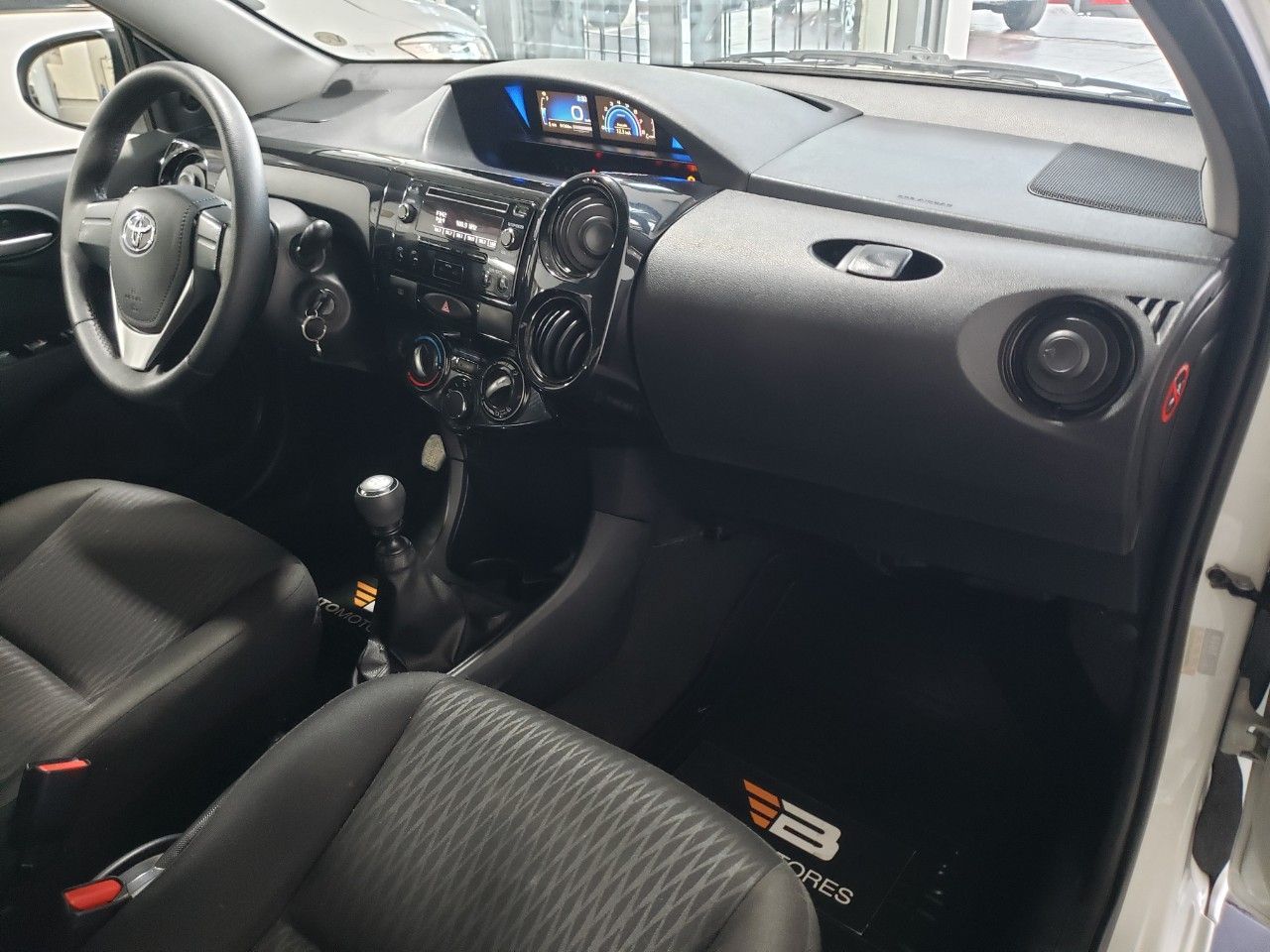 Toyota Etios Usado Financiado en Mendoza, deRuedas