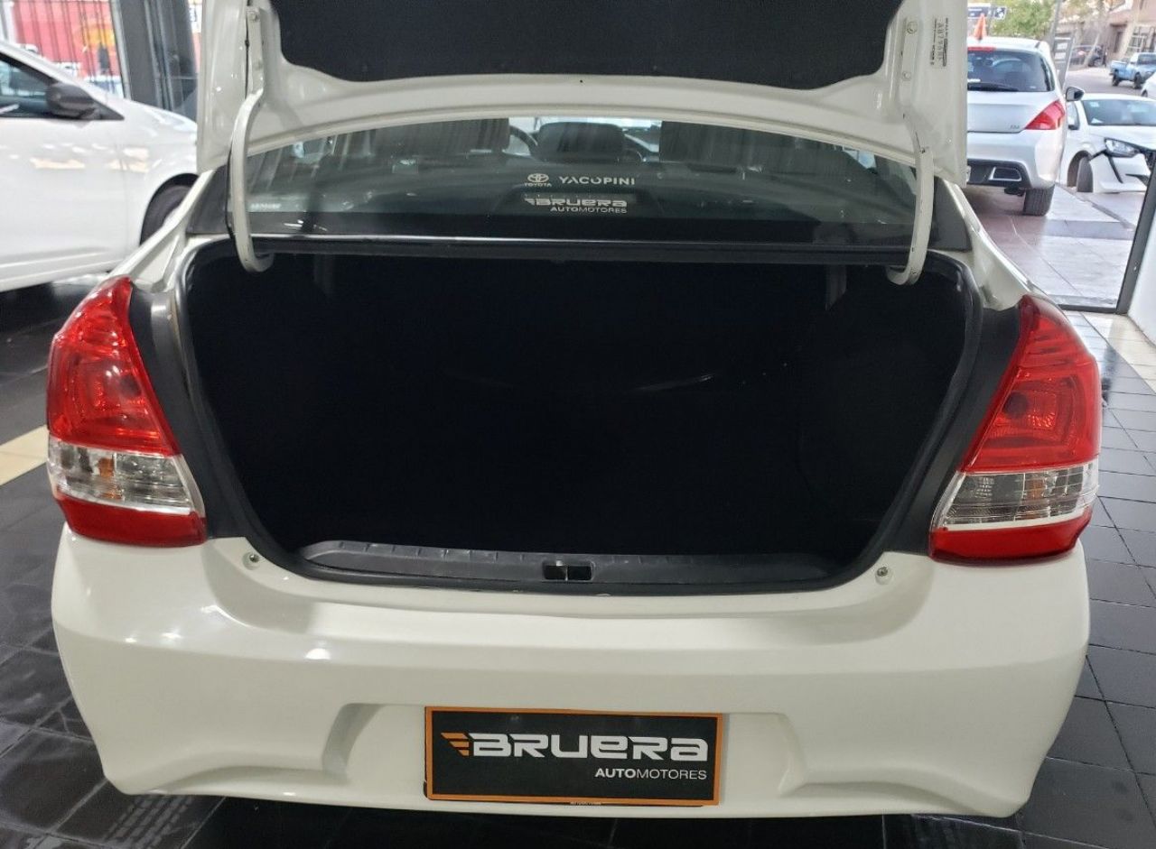 Toyota Etios Usado Financiado en Mendoza, deRuedas