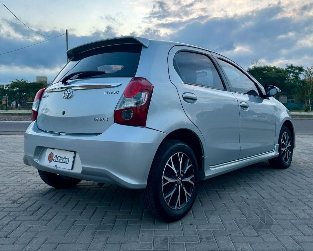 Toyota Etios Usado en Mendoza, deRuedas