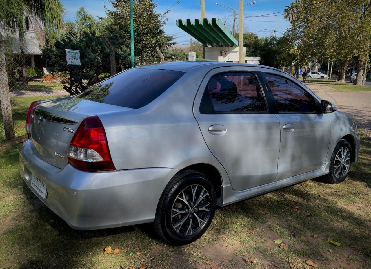 Toyota Etios Usado Financiado en Córdoba, deRuedas