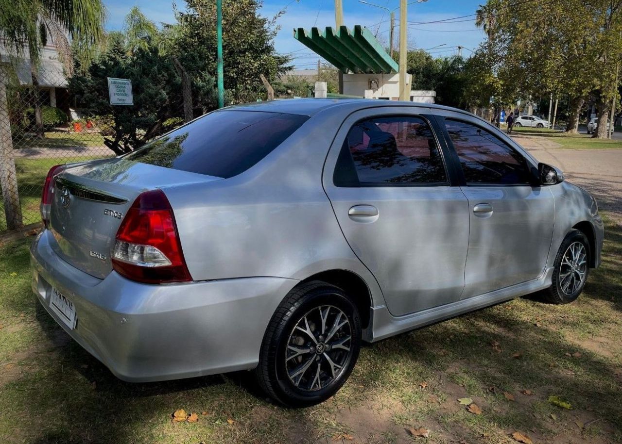 Toyota Etios Usado Financiado en Córdoba, deRuedas