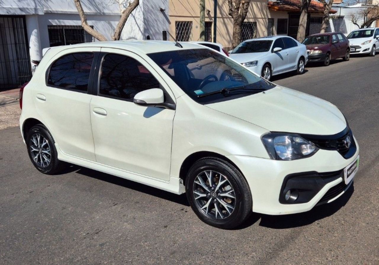 Toyota Etios Usado Financiado en Mendoza, deRuedas