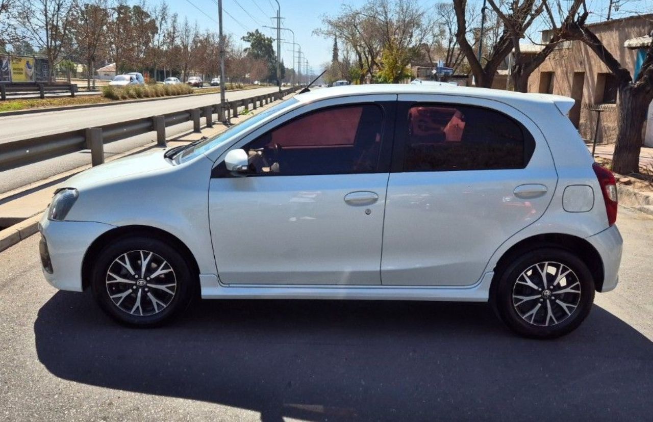 Toyota Etios Usado Financiado en Mendoza, deRuedas