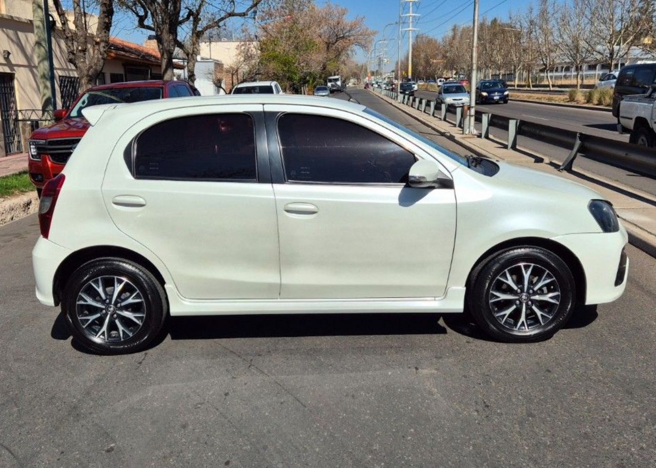 Toyota Etios Usado Financiado en Mendoza, deRuedas