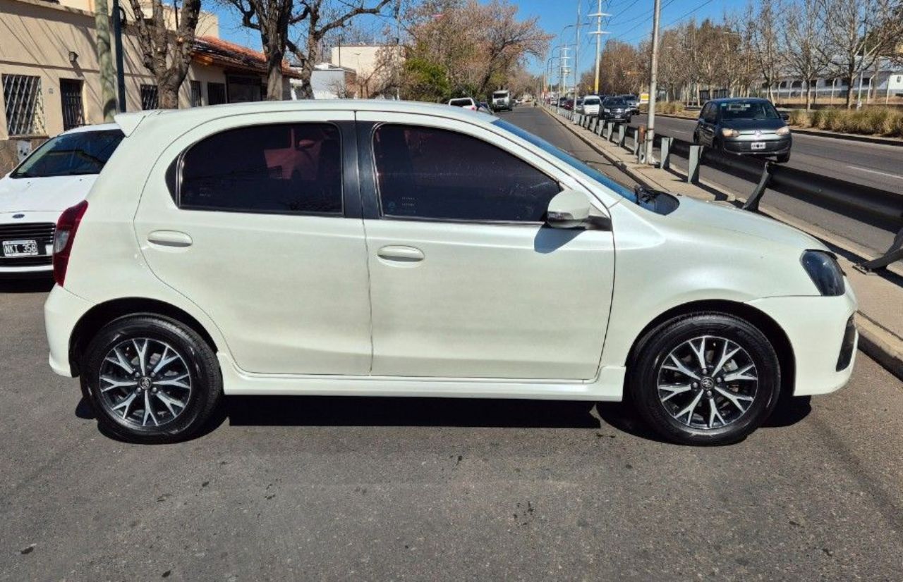Toyota Etios Usado Financiado en Mendoza, deRuedas