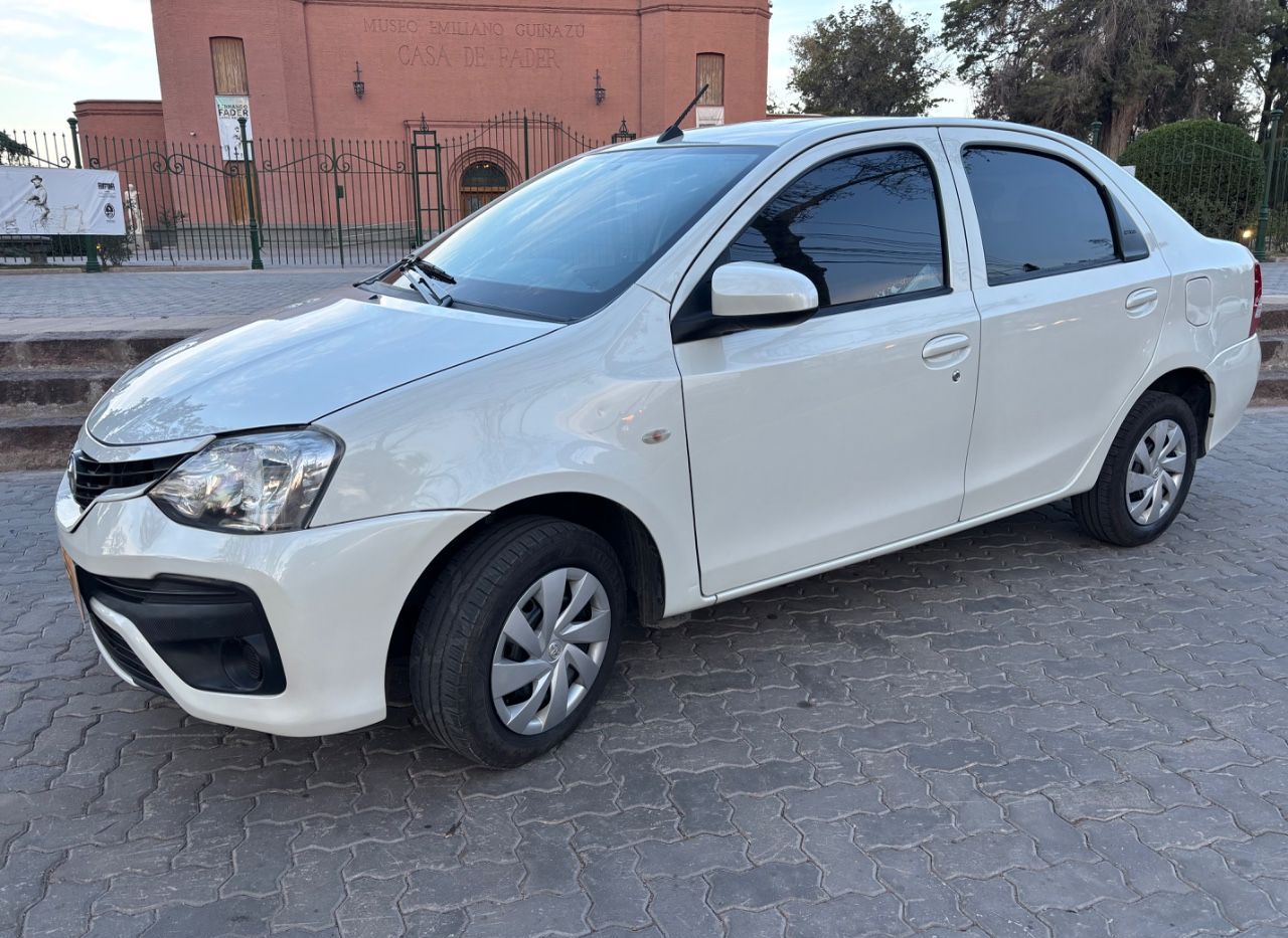 Toyota Etios Usado en Mendoza, deRuedas