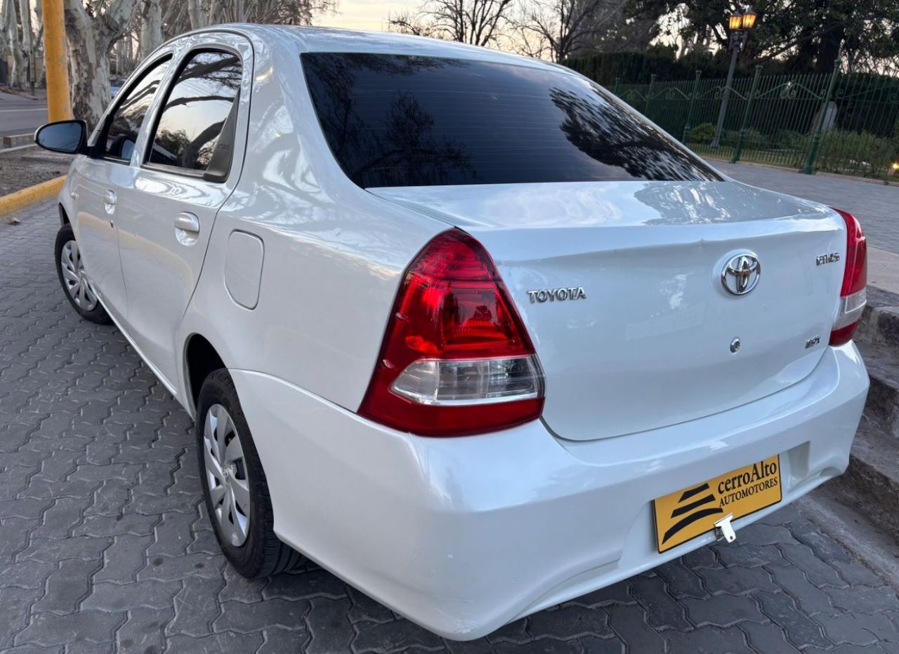 Toyota Etios Usado en Mendoza, deRuedas
