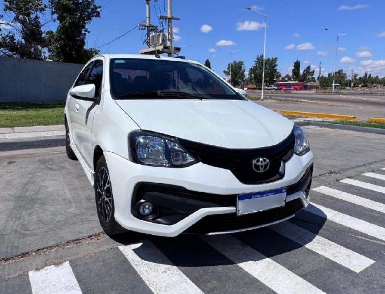 Toyota Etios Usado Financiado en Mendoza, deRuedas