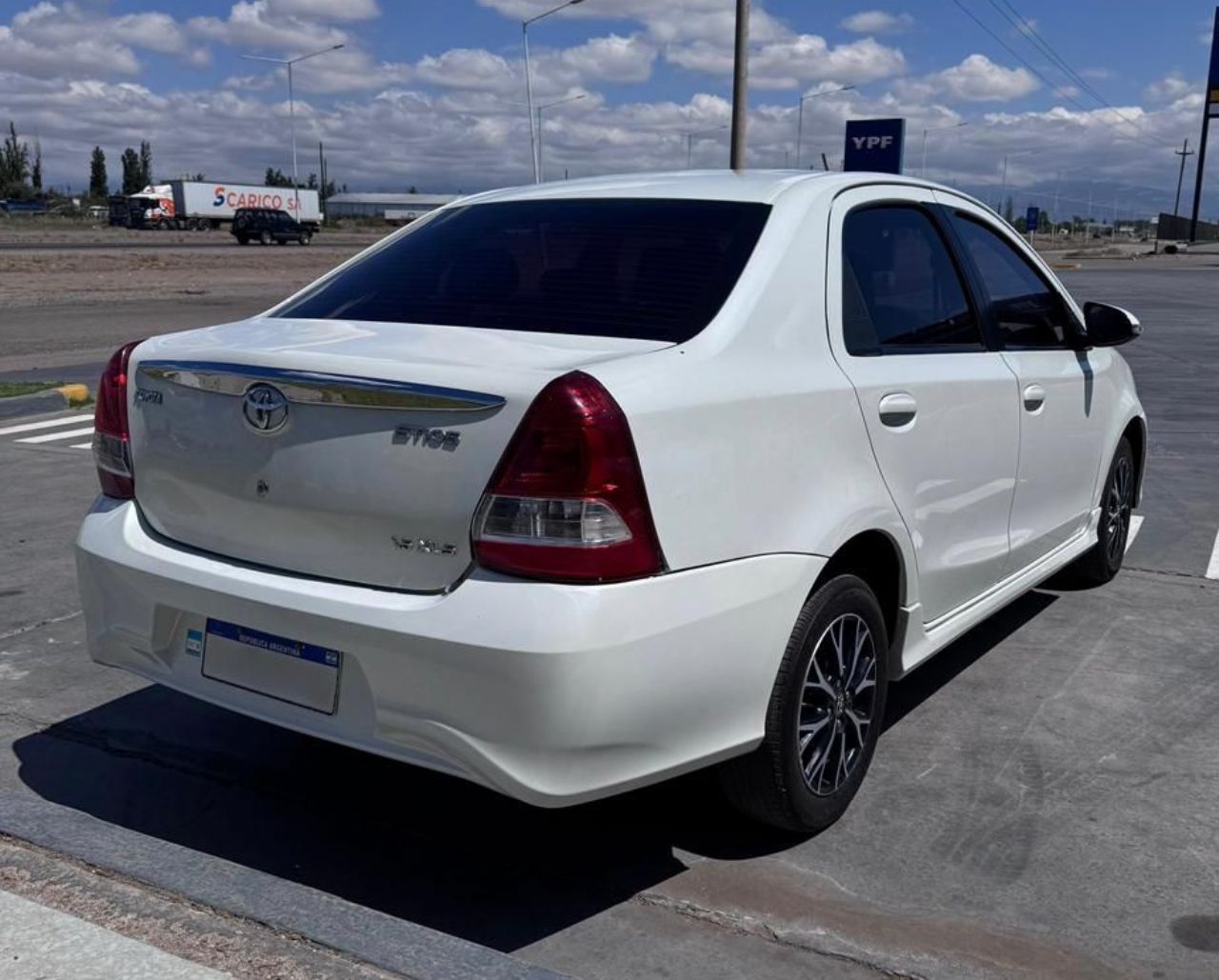Toyota Etios Usado Financiado en Mendoza, deRuedas