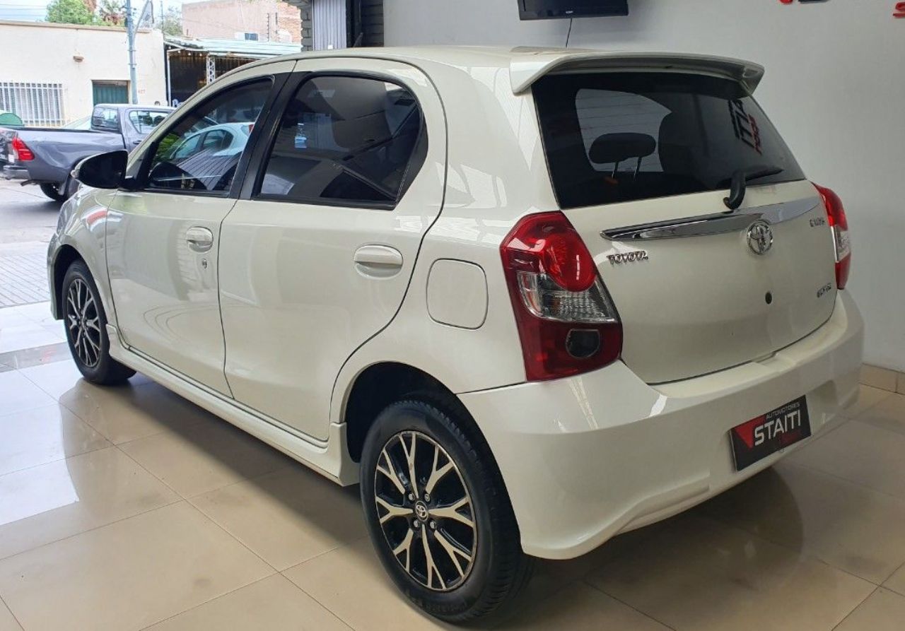 Toyota Etios Usado Financiado en Mendoza, deRuedas