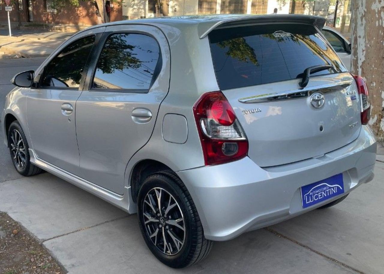 Toyota Etios Usado Financiado en Mendoza, deRuedas