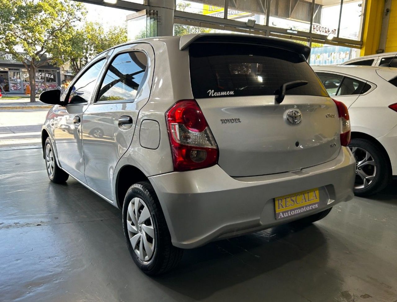 Toyota Etios Usado Financiado en Córdoba, deRuedas