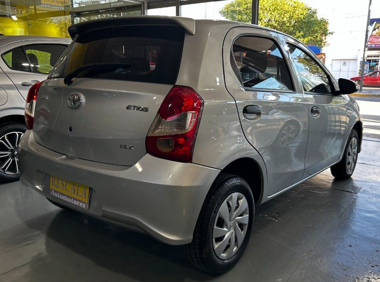 Toyota Etios Usado Financiado en Córdoba, deRuedas