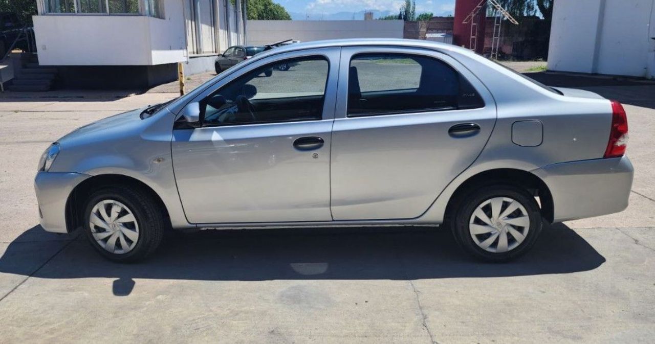 Toyota Etios Usado en Mendoza, deRuedas