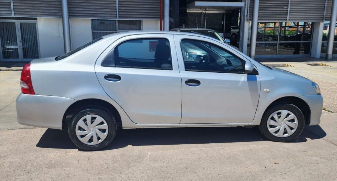 Toyota Etios Usado en Mendoza, deRuedas