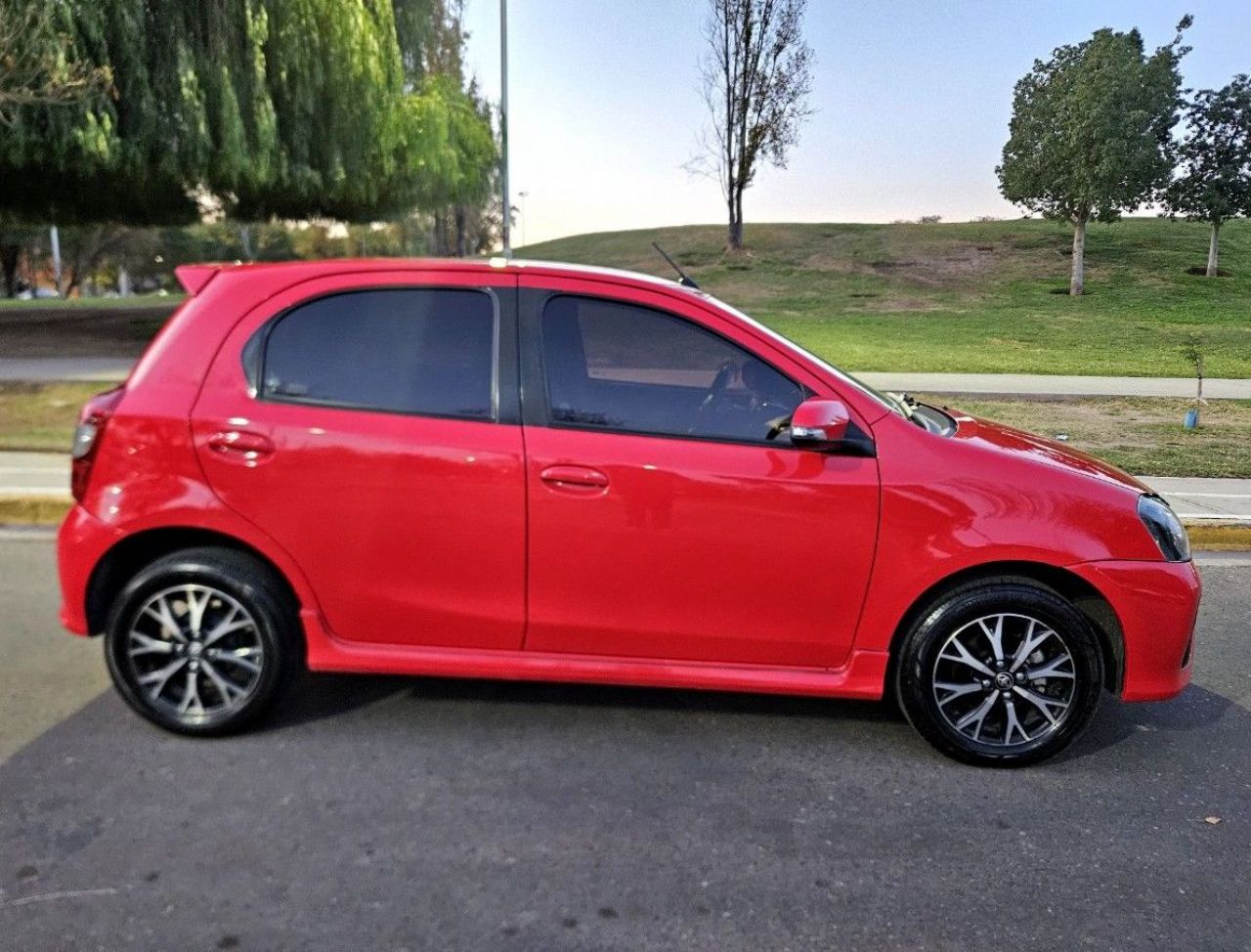 Toyota Etios Usado Financiado en Mendoza, deRuedas