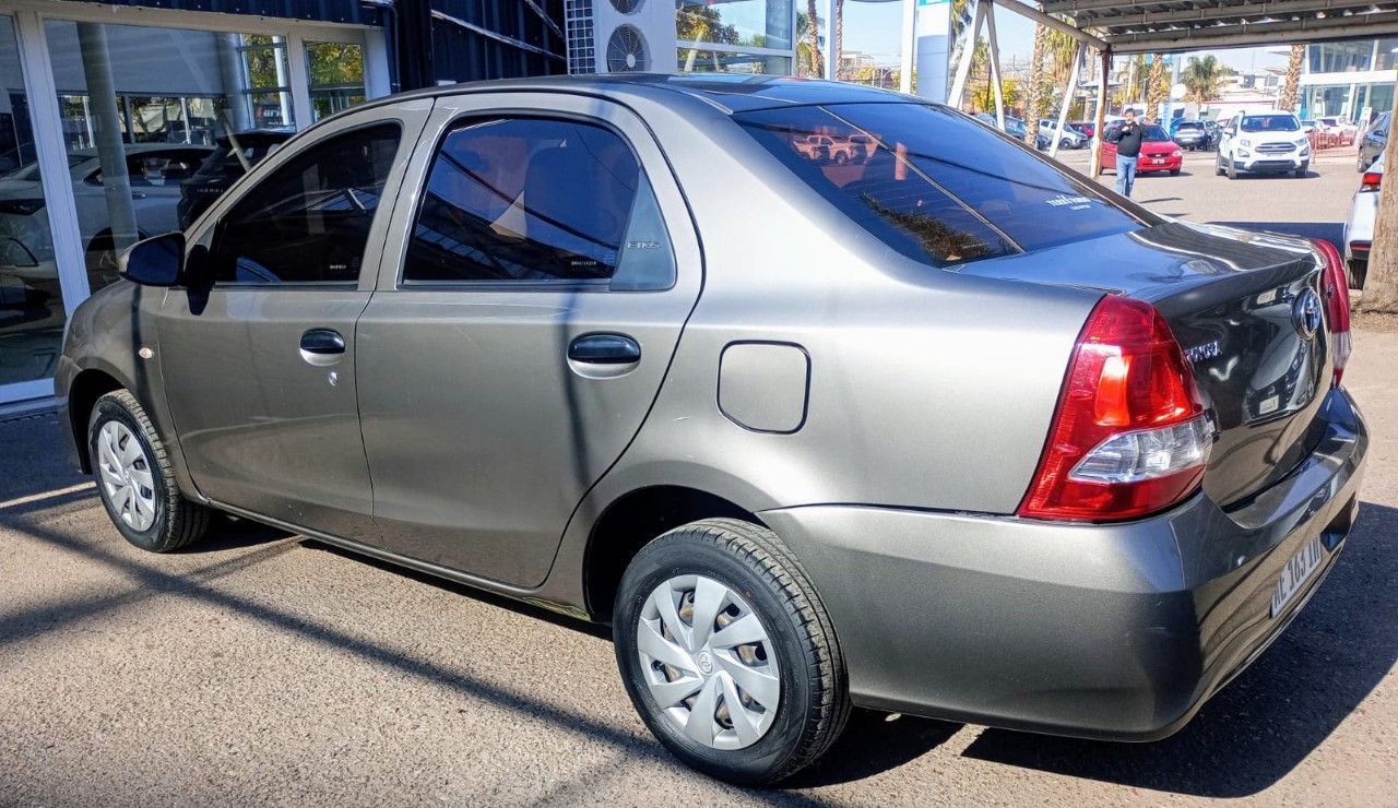 Toyota Etios Usado en Mendoza, deRuedas