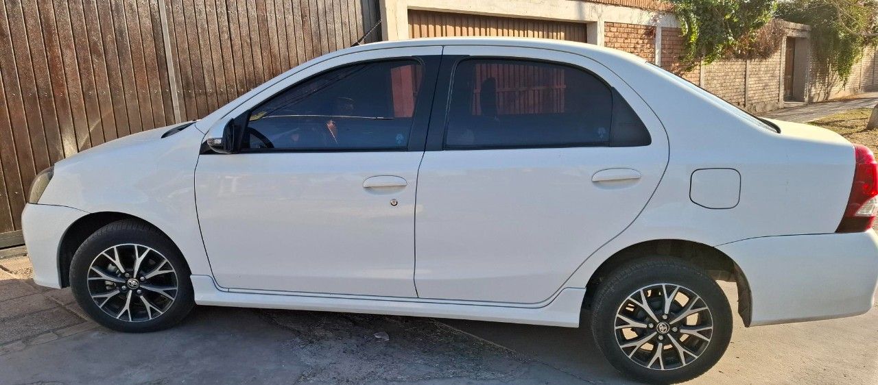 Toyota Etios Usado en Mendoza, deRuedas