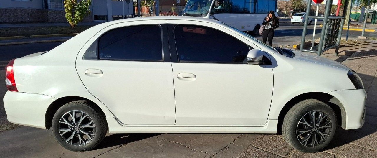 Toyota Etios Usado en Mendoza, deRuedas