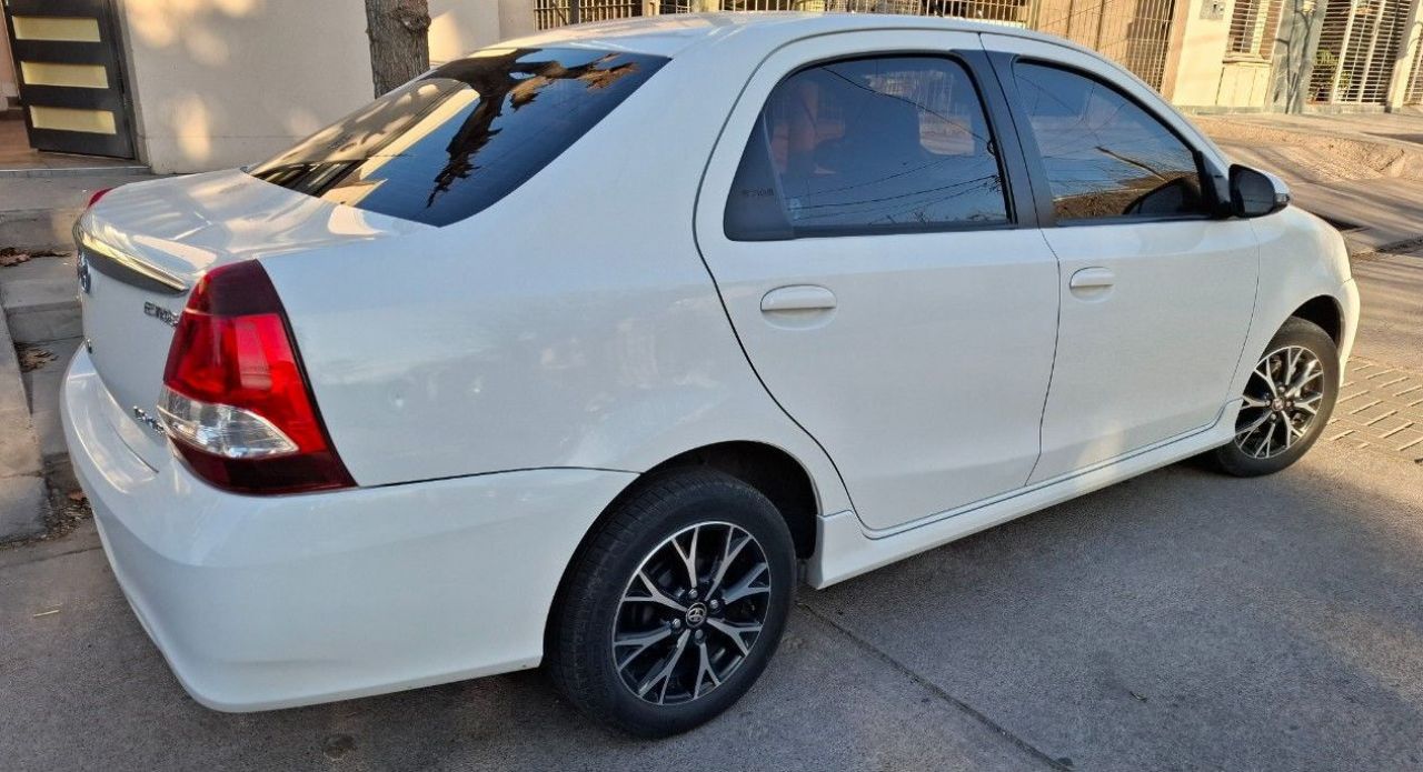 Toyota Etios Usado en Mendoza, deRuedas