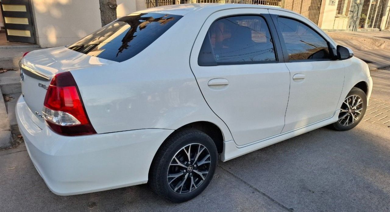 Toyota Etios Usado en Mendoza, deRuedas