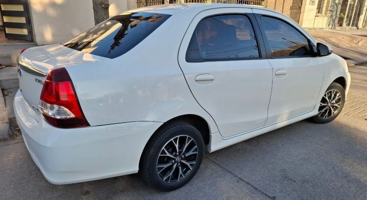 Toyota Etios Usado en Mendoza, deRuedas