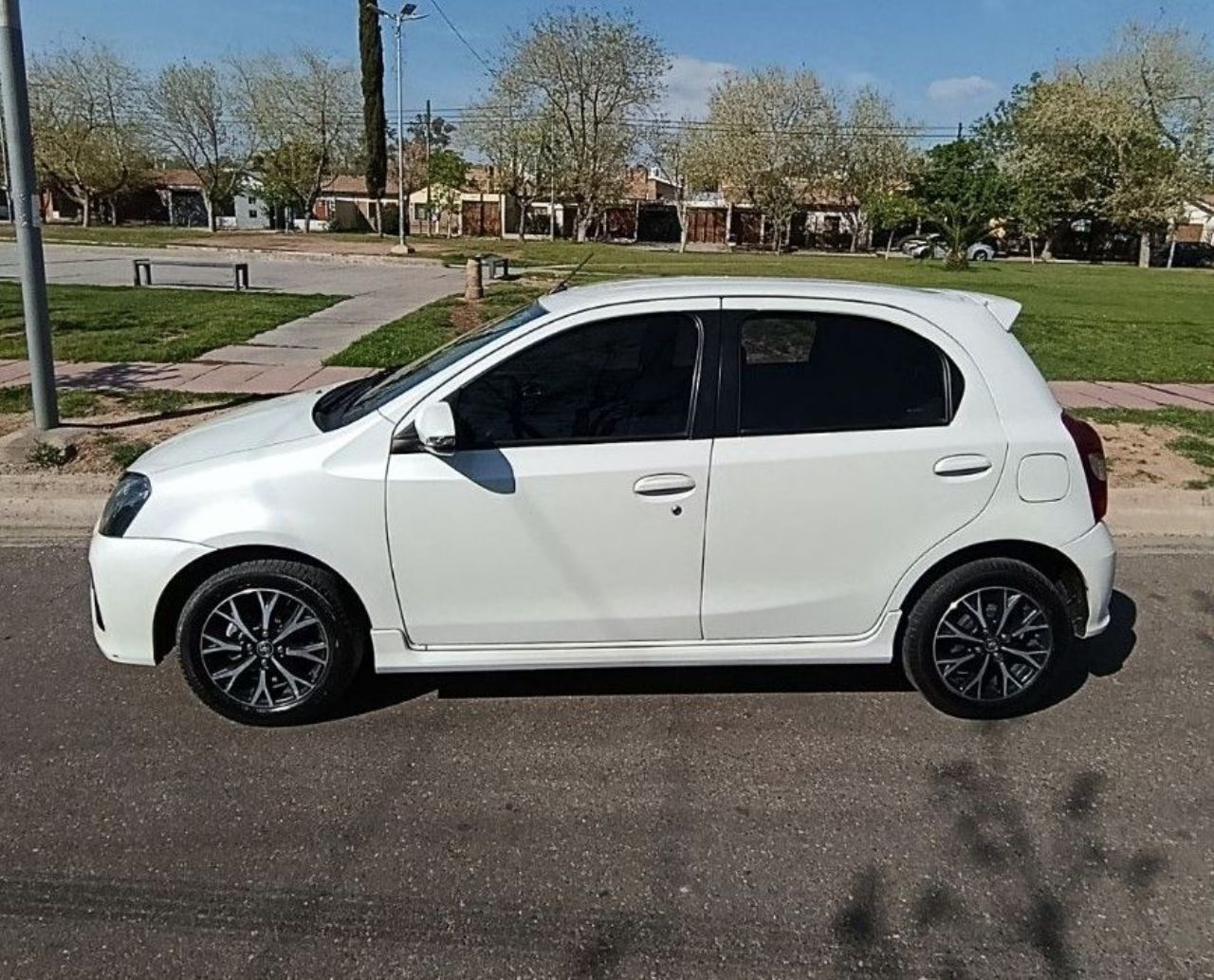 Toyota Etios Usado Financiado en Mendoza, deRuedas