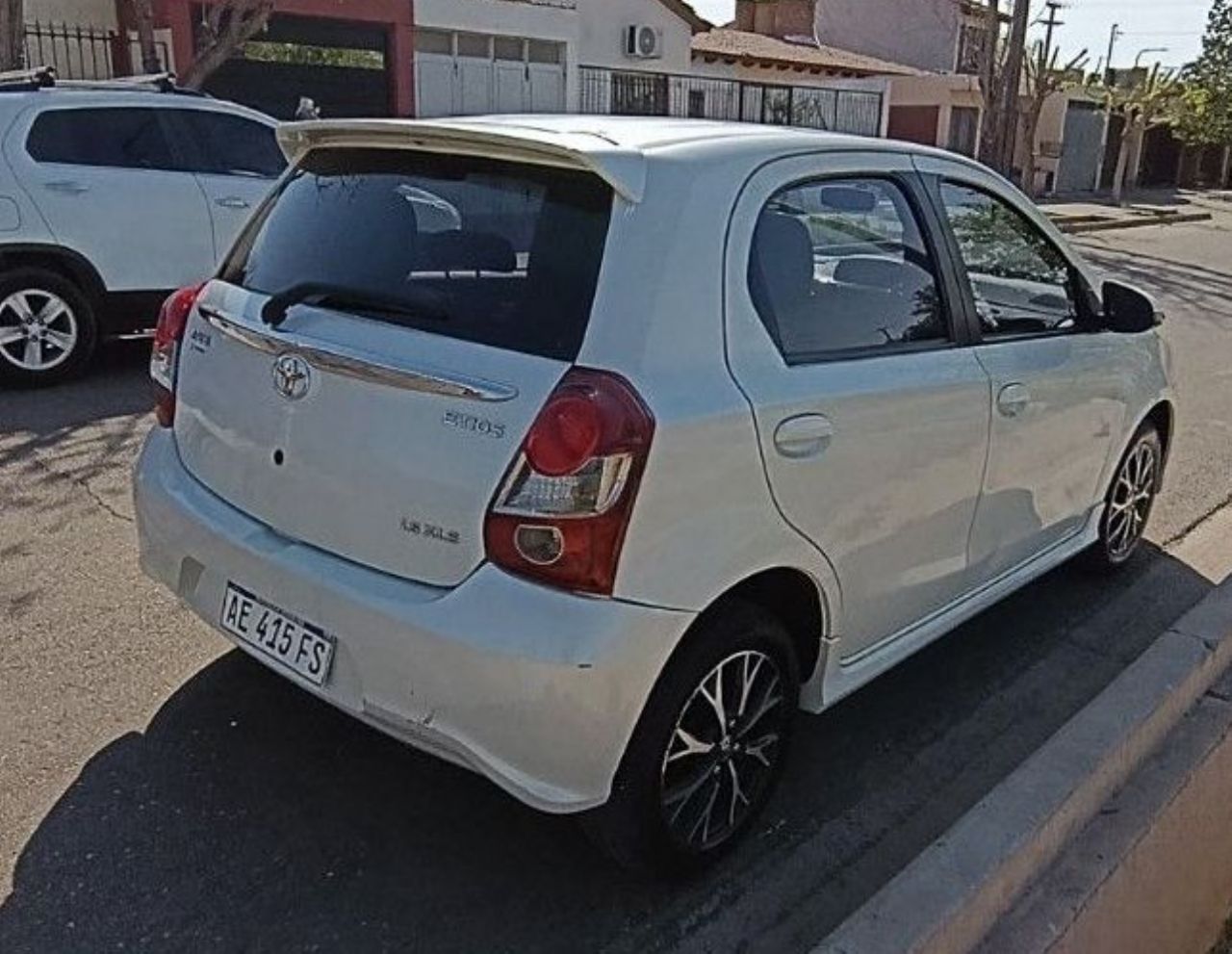 Toyota Etios Usado Financiado en Mendoza, deRuedas