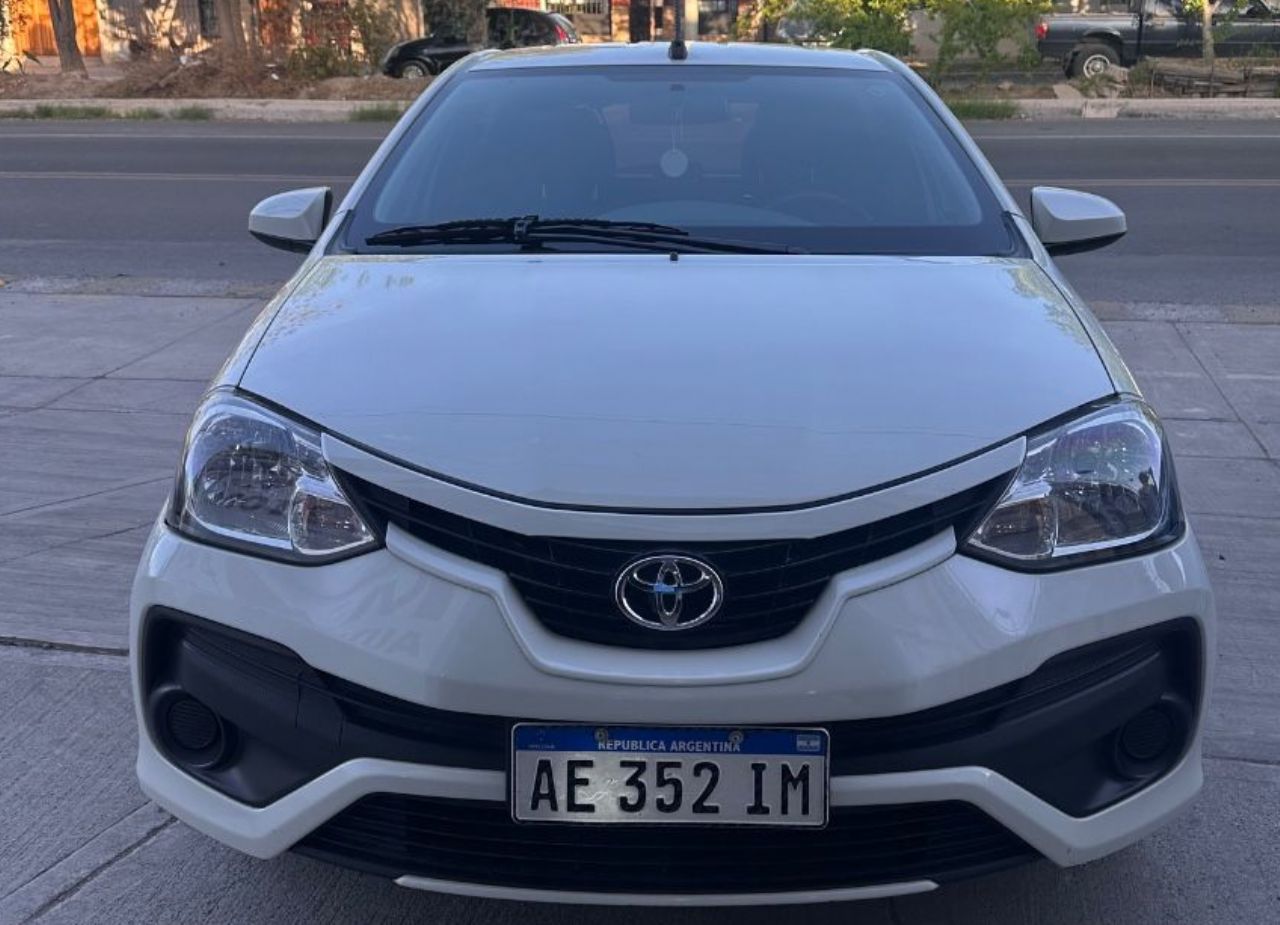 Toyota Etios Usado Financiado en Mendoza, deRuedas