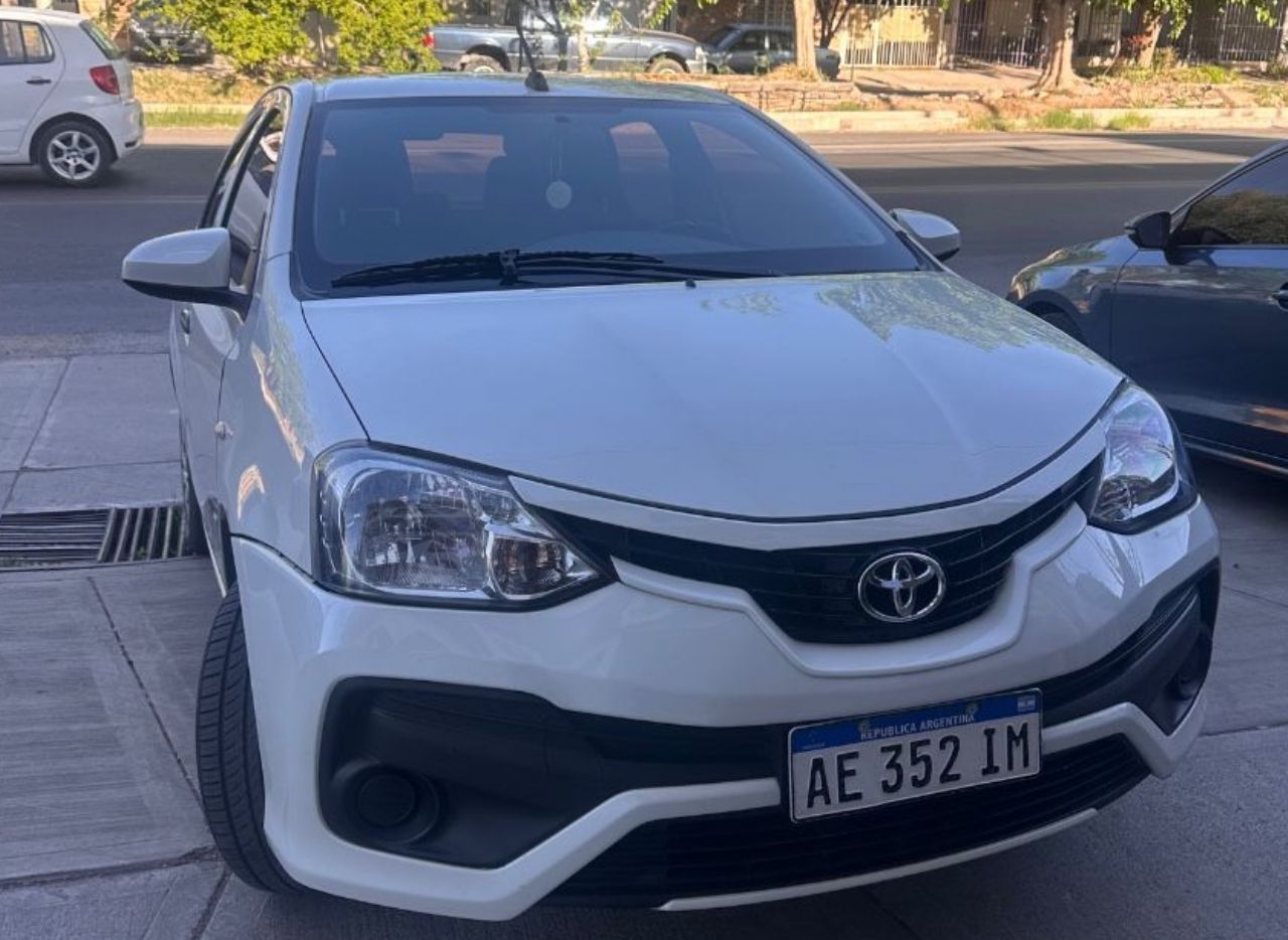 Toyota Etios Usado Financiado en Mendoza, deRuedas