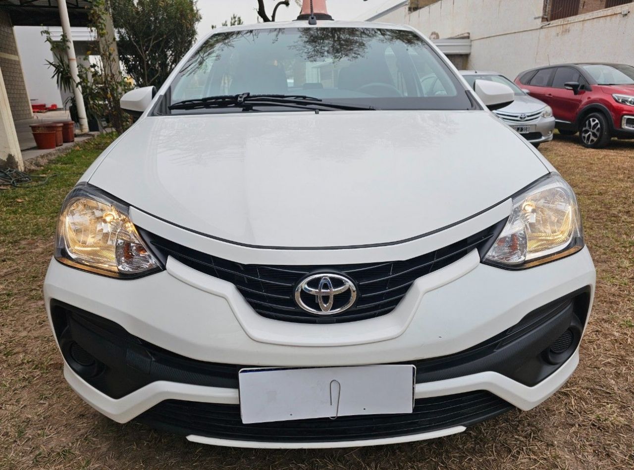 Toyota Etios Usado Financiado en Mendoza, deRuedas