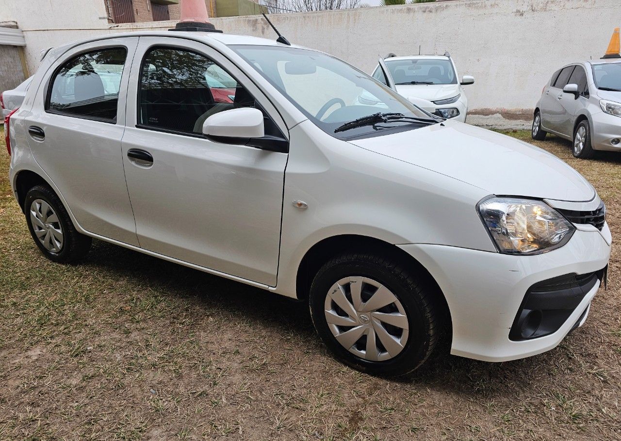 Toyota Etios Usado Financiado en Mendoza, deRuedas