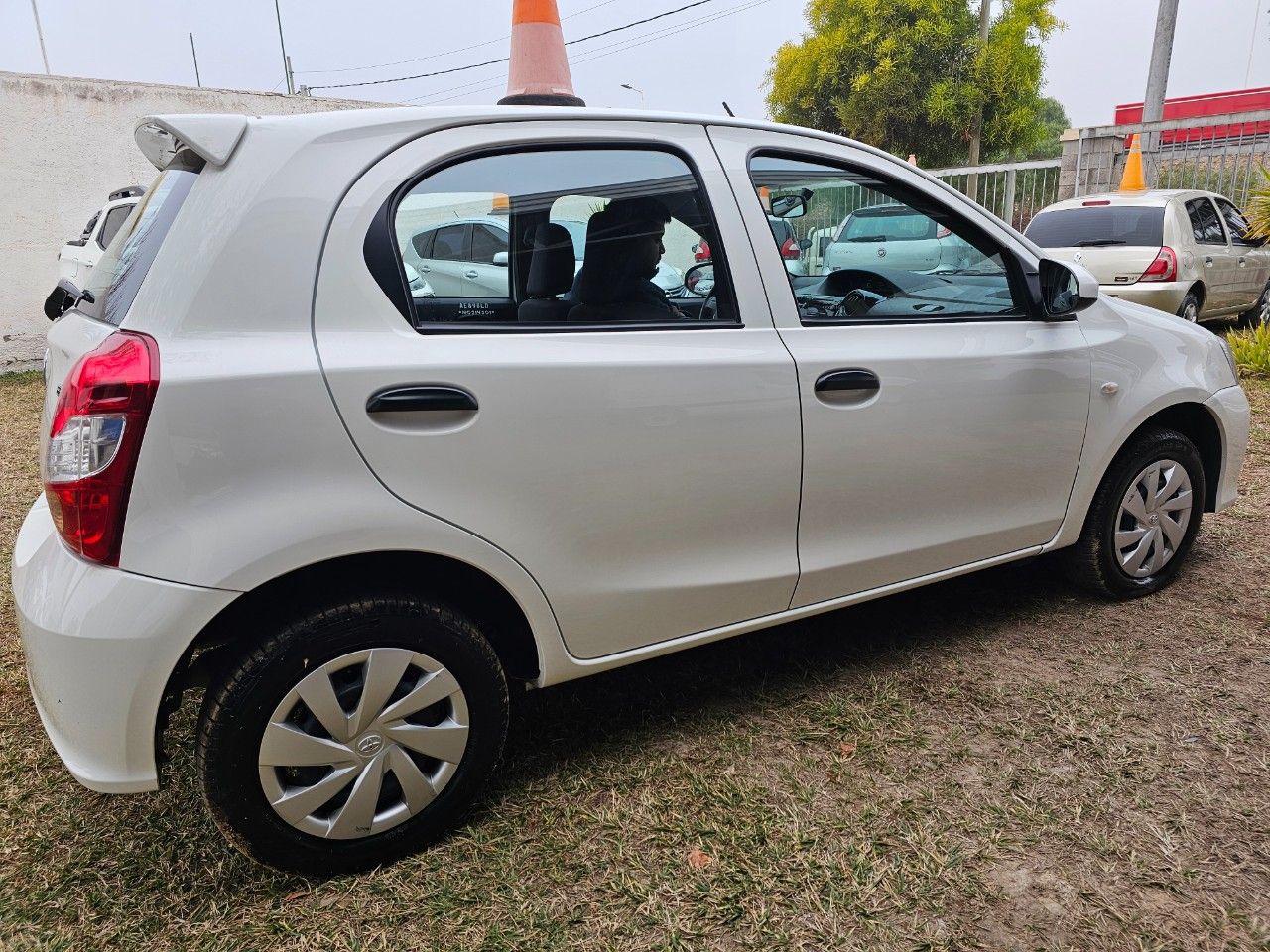 Toyota Etios Usado Financiado en Mendoza, deRuedas