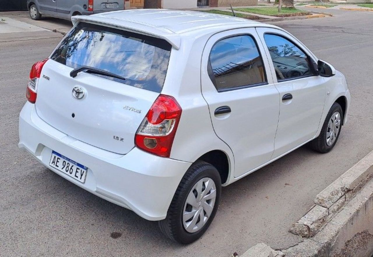 Toyota Etios Usado en Mendoza, deRuedas