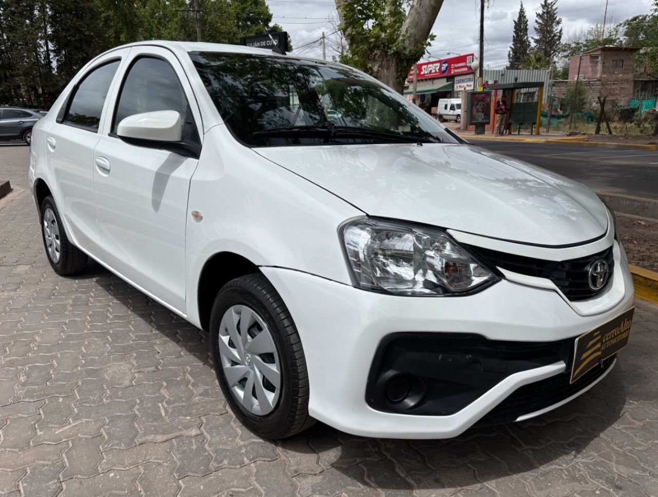 Toyota Etios Usado en Mendoza, deRuedas
