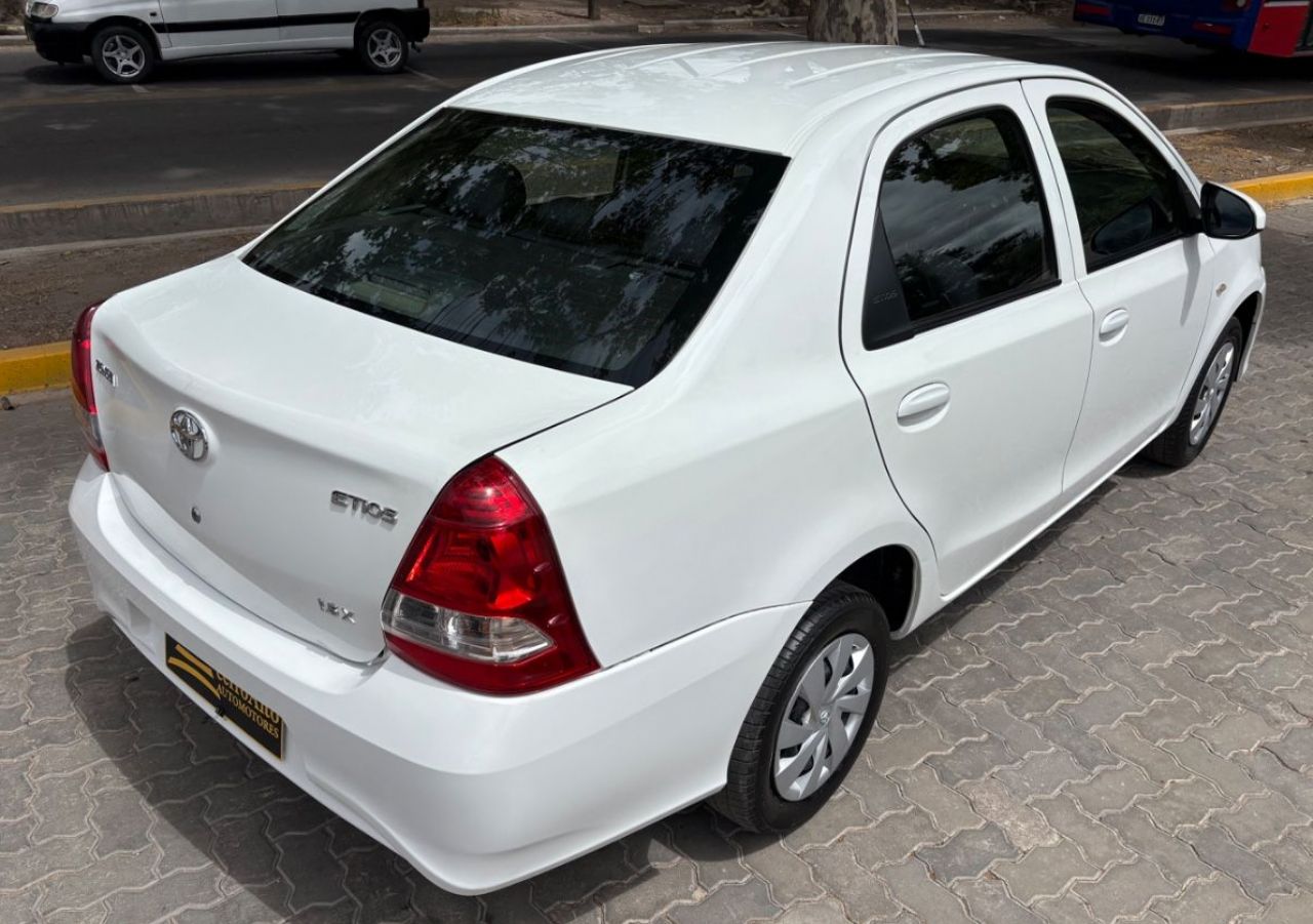 Toyota Etios Usado en Mendoza, deRuedas