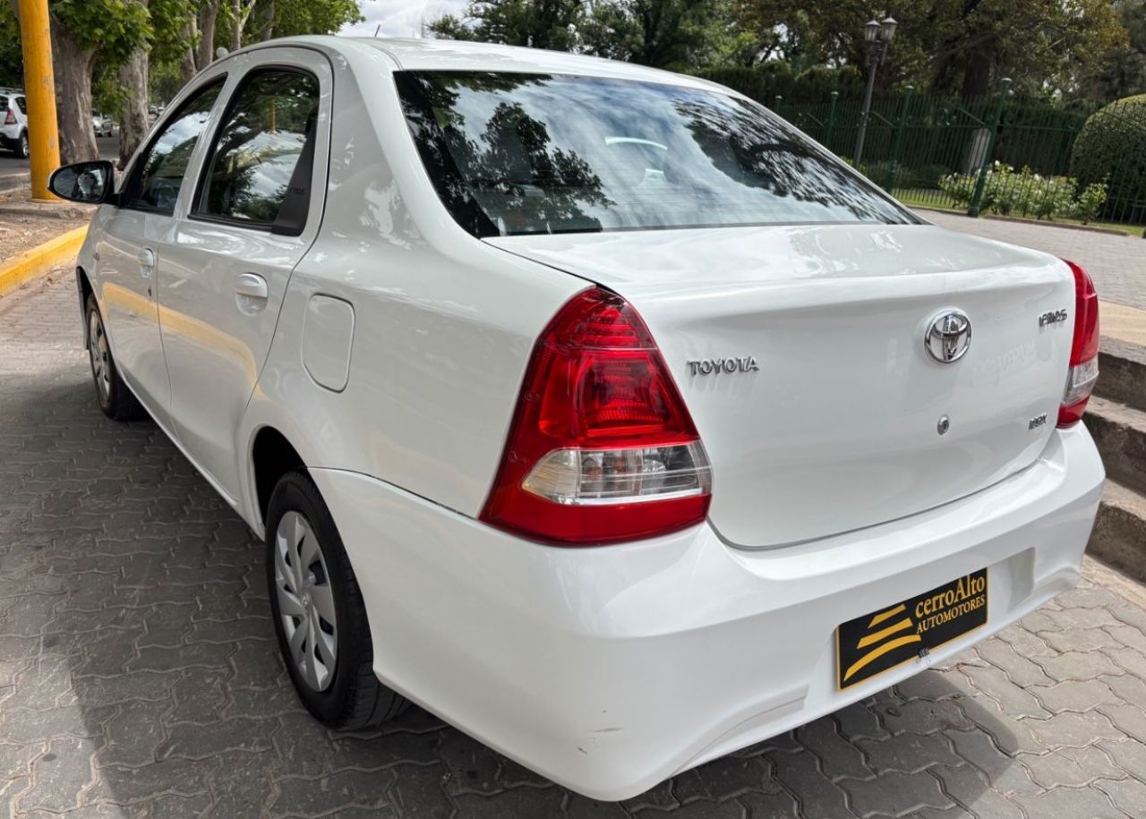 Toyota Etios Usado en Mendoza, deRuedas