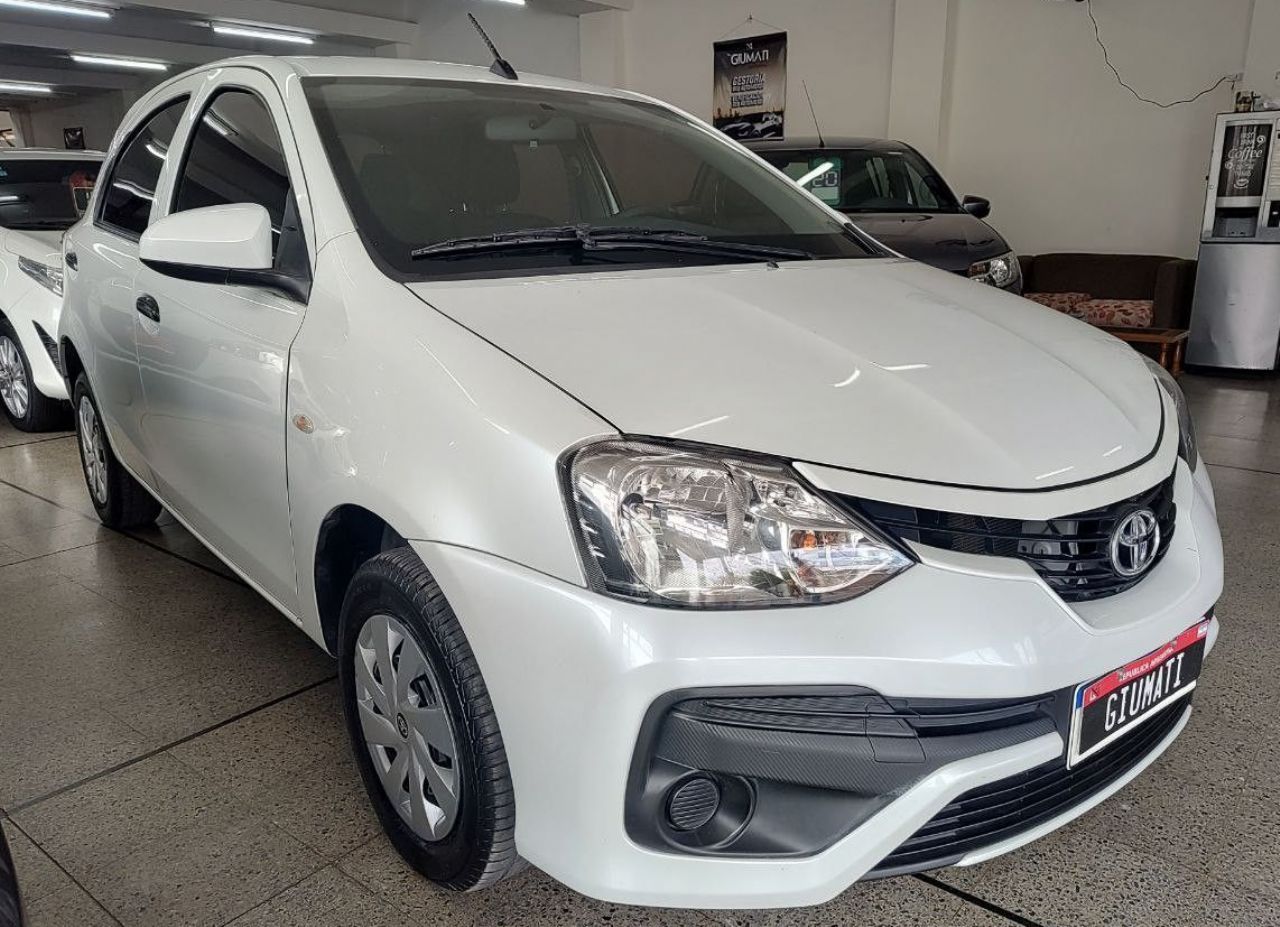 Toyota Etios Usado Financiado en Mendoza, deRuedas