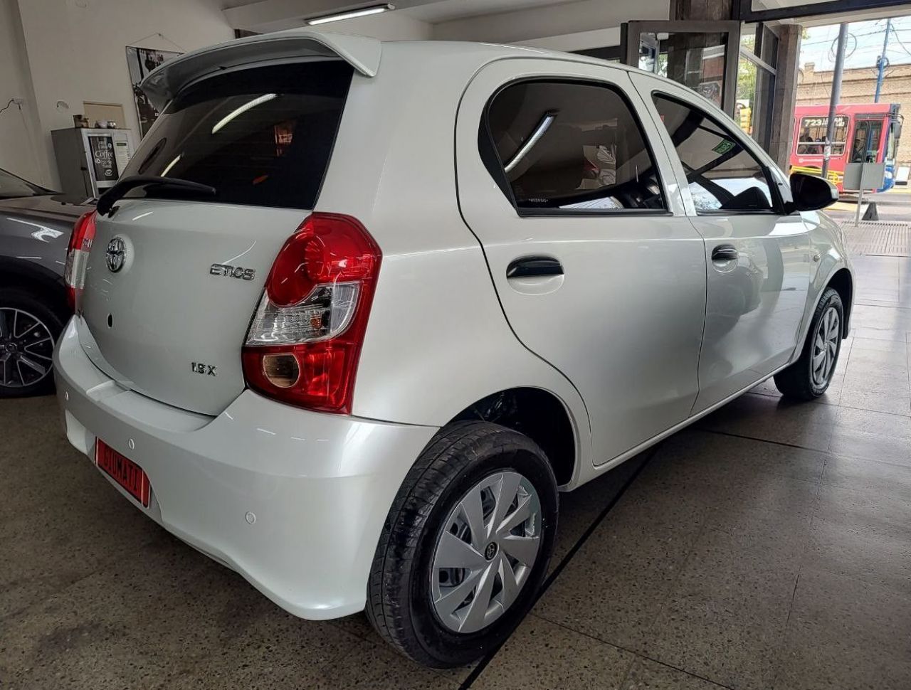 Toyota Etios Usado Financiado en Mendoza, deRuedas