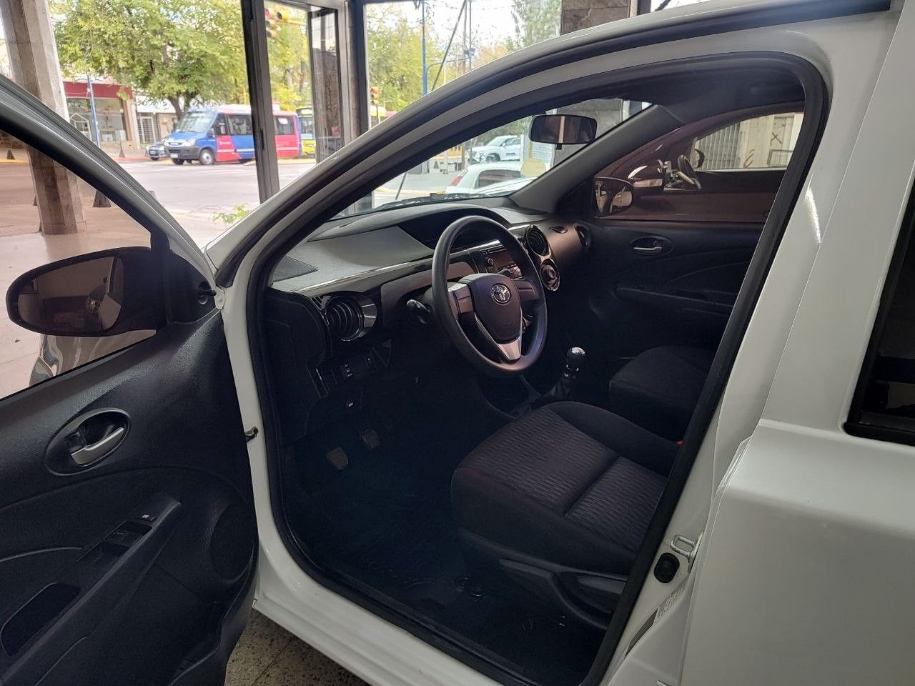 Toyota Etios Usado Financiado en Mendoza, deRuedas