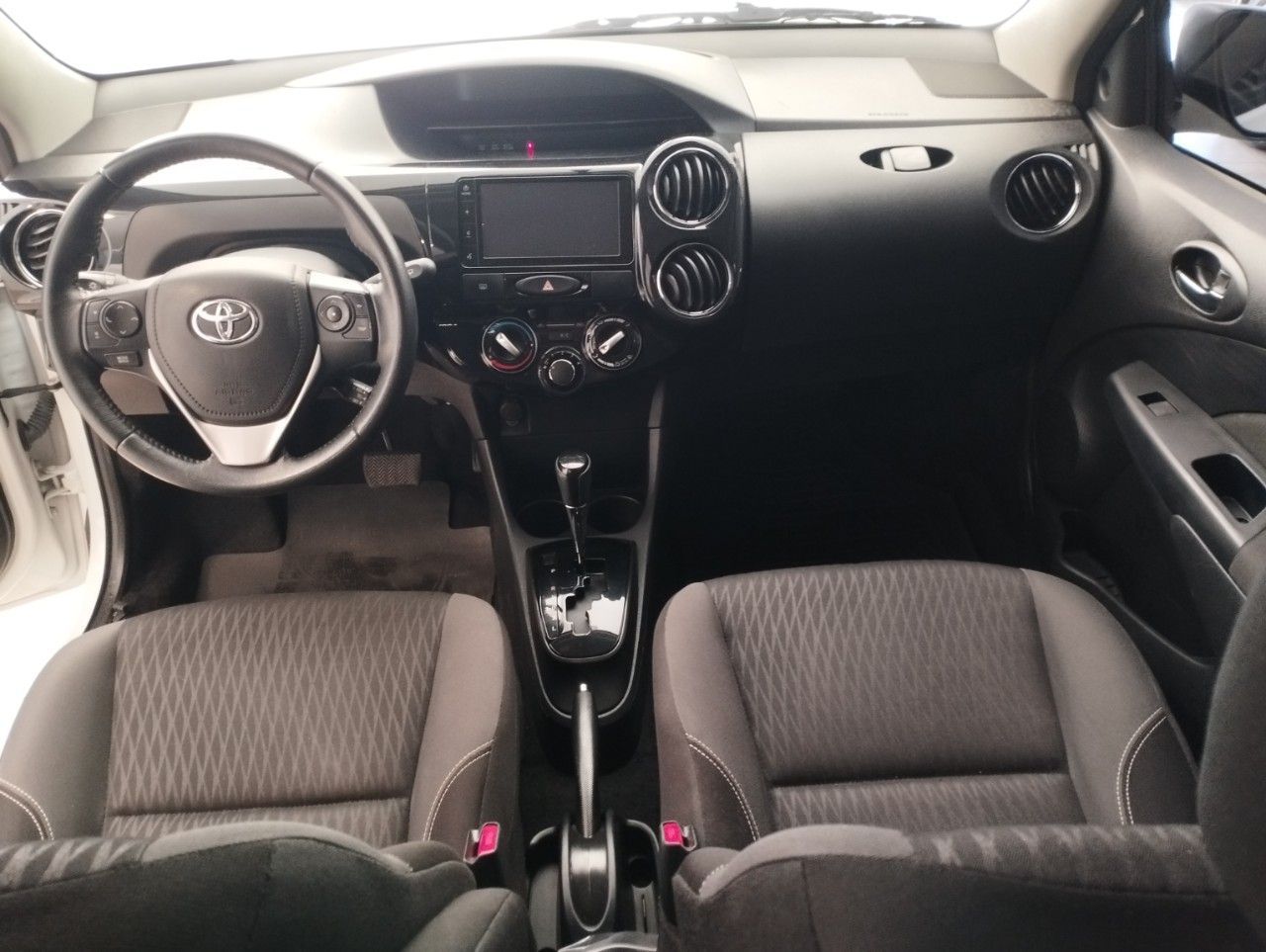 Toyota Etios Usado Financiado en Mendoza, deRuedas