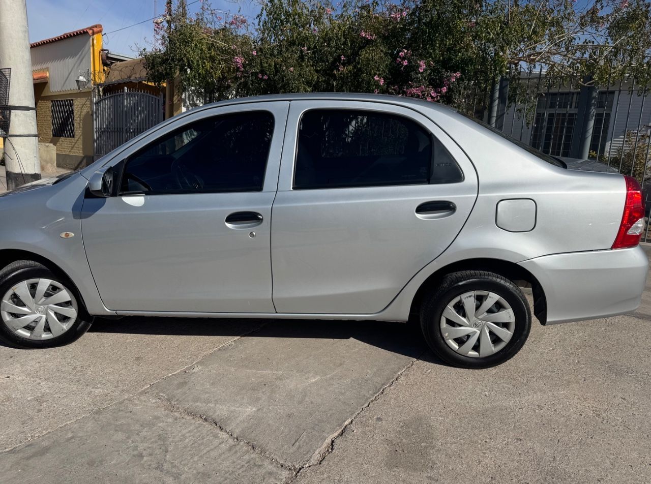 Toyota Etios Usado en Mendoza, deRuedas