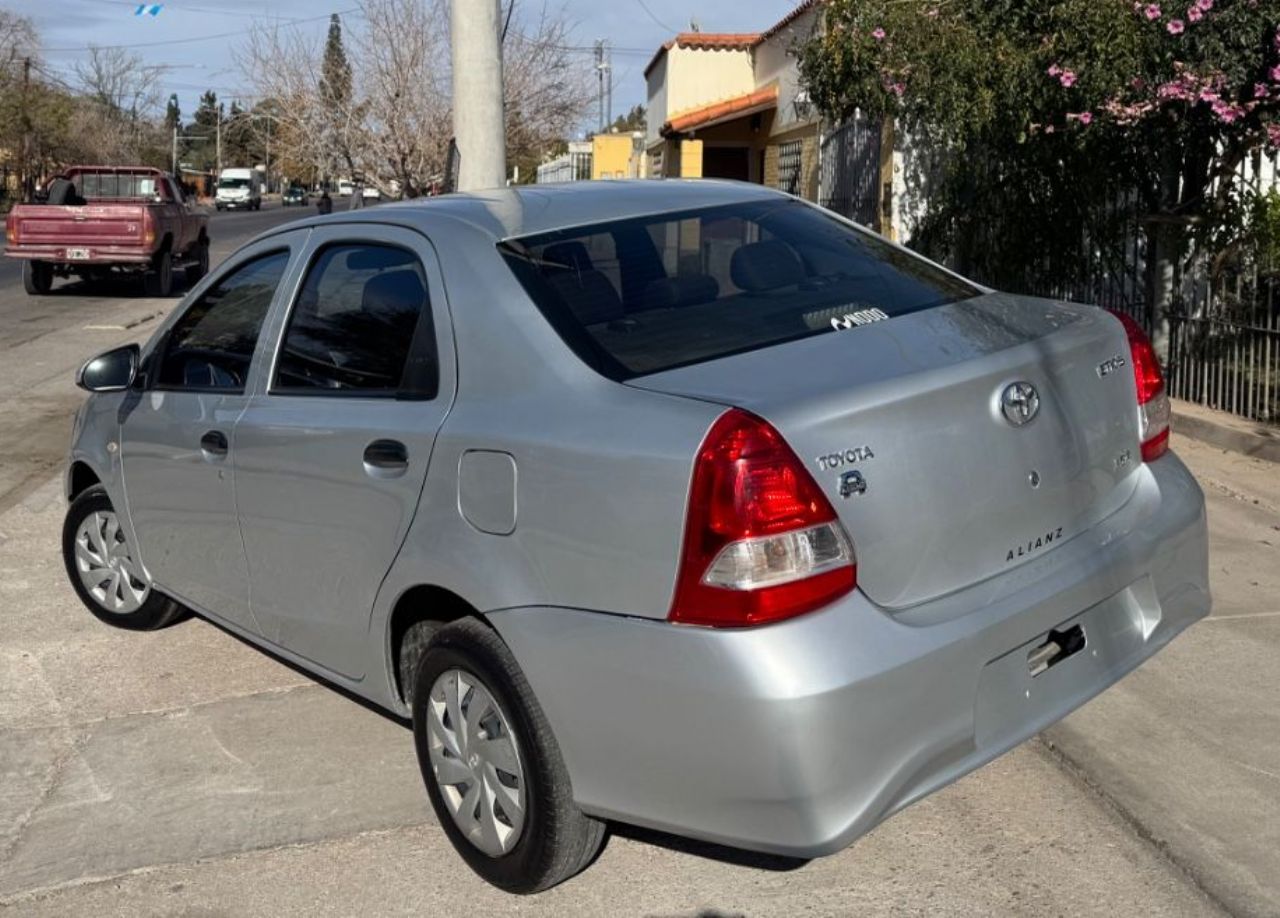 Toyota Etios Usado en Mendoza, deRuedas