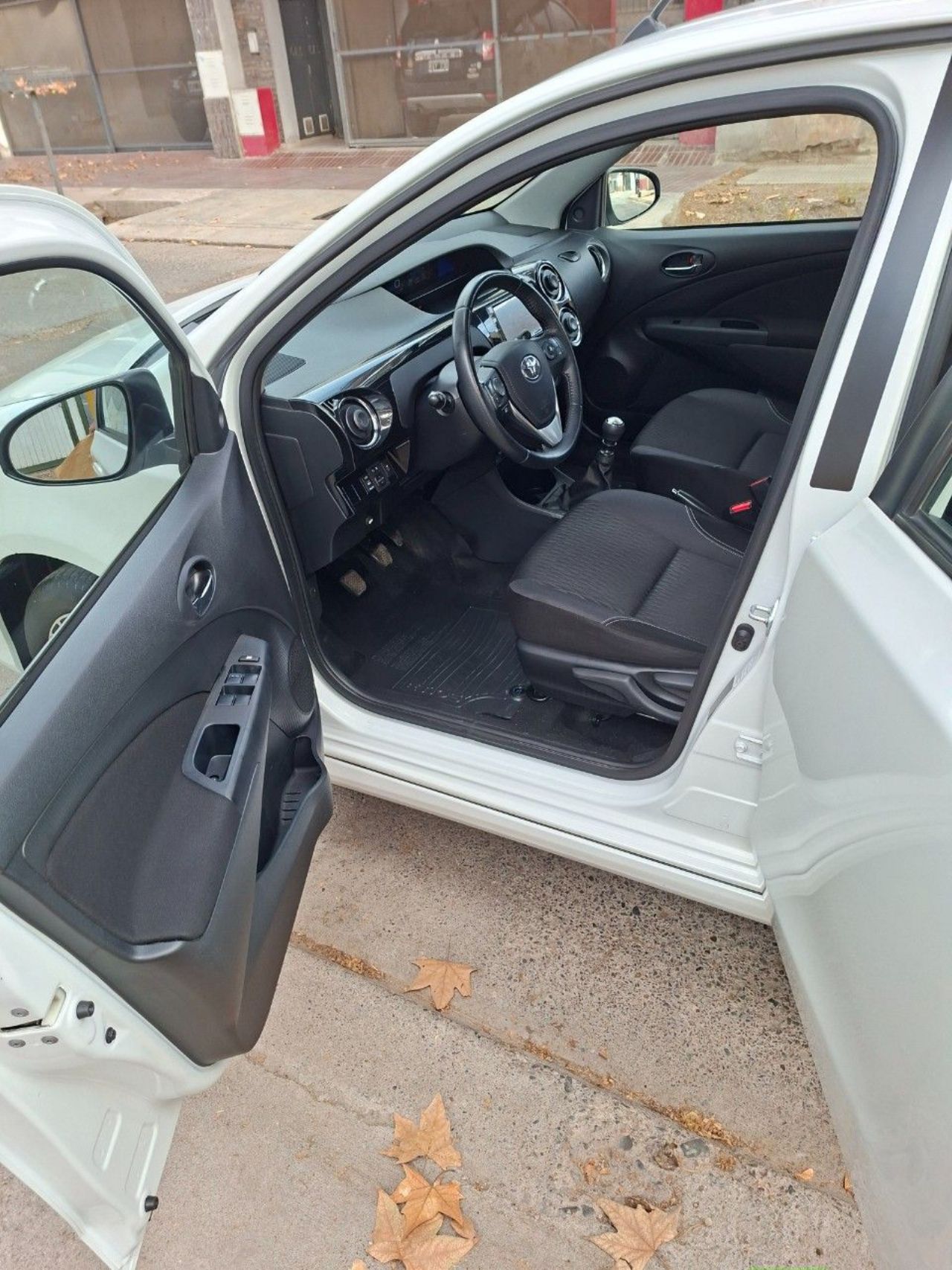 Toyota Etios Usado en Mendoza, deRuedas