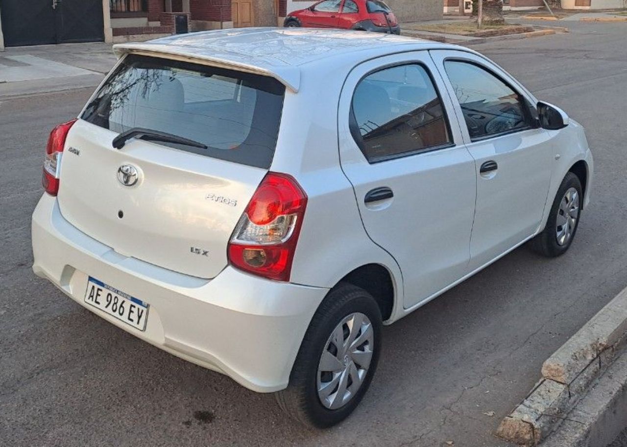 Toyota Etios Usado en Mendoza, deRuedas