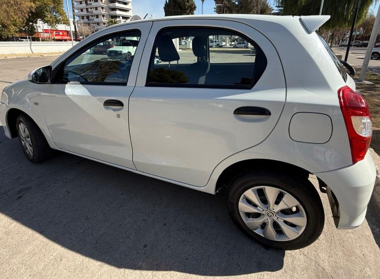 Toyota Etios Usado en Mendoza, deRuedas
