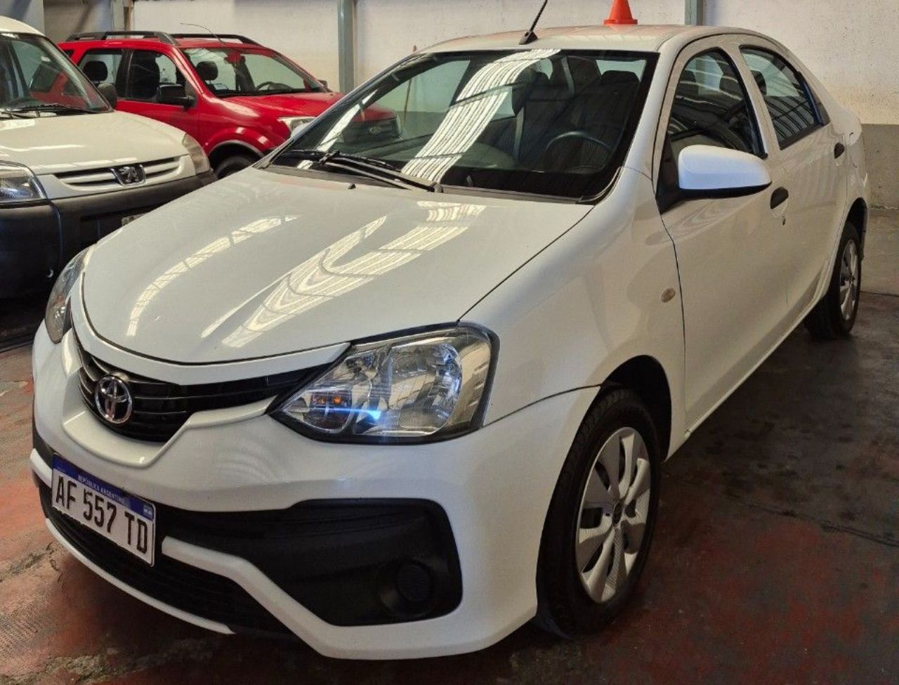 Toyota Etios Usado Financiado en Mendoza, deRuedas