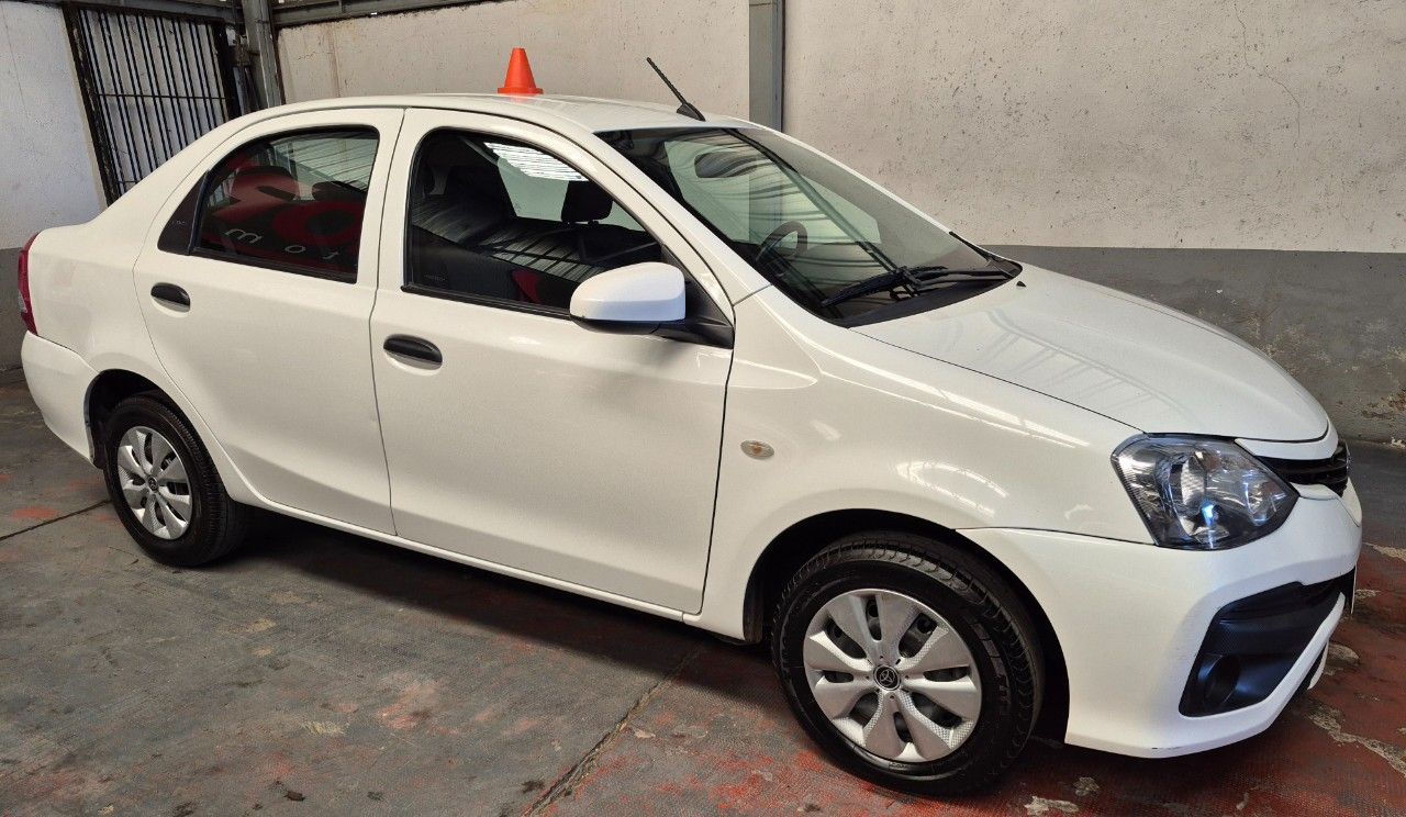 Toyota Etios Usado Financiado en Mendoza, deRuedas