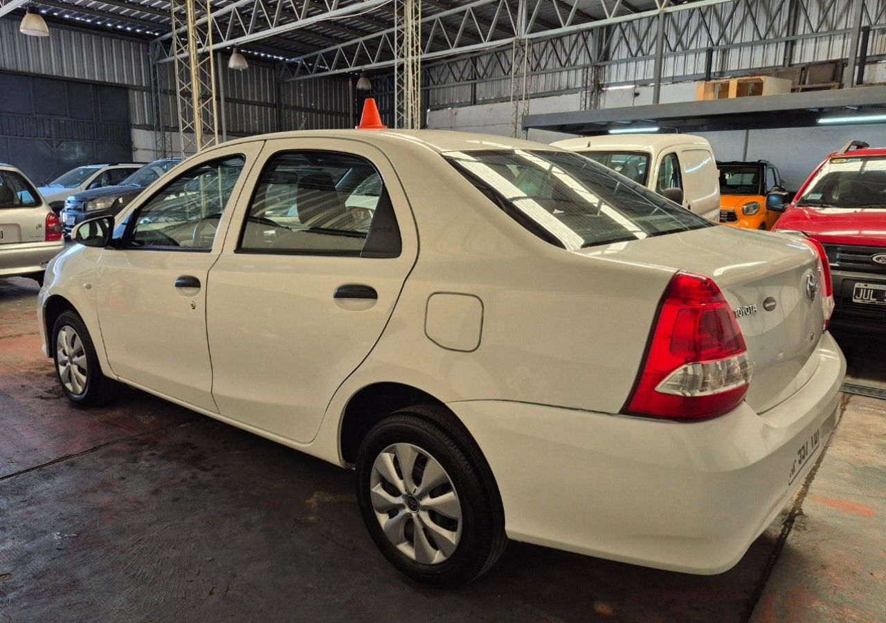 Toyota Etios Usado Financiado en Mendoza, deRuedas