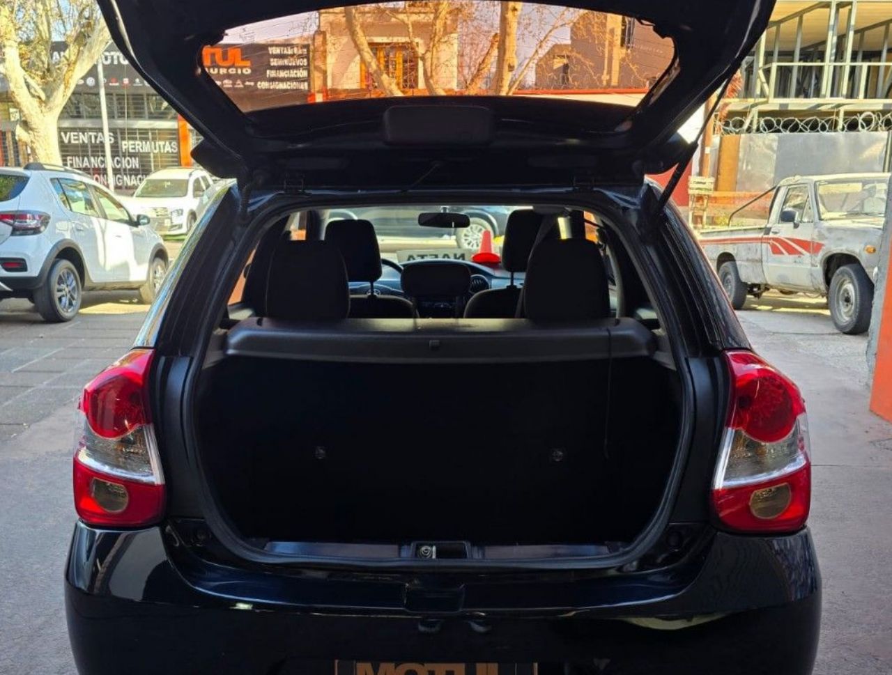 Toyota Etios Usado Financiado en Mendoza, deRuedas